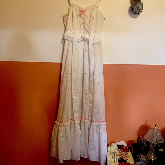 Vintage eyelet lace bodice- 1970s maxi dress - Picture 4 of 9